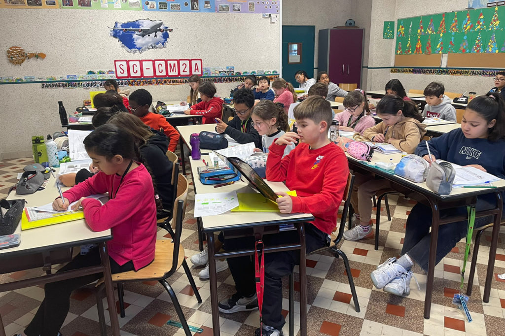 Apprentissage scolaire en classe de primaire à l'école Saint-Charles Athis-Mons