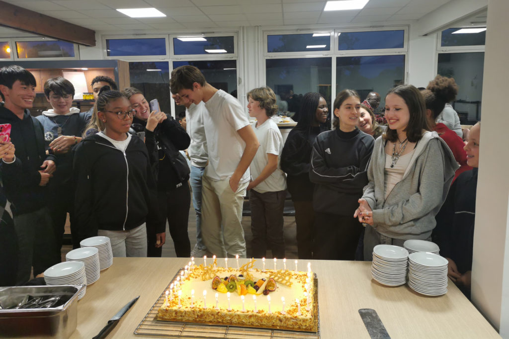 Célébration d'anniversaire entre les élèves de l'Internat
